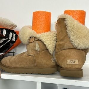 Ugg Bailey Button size 11